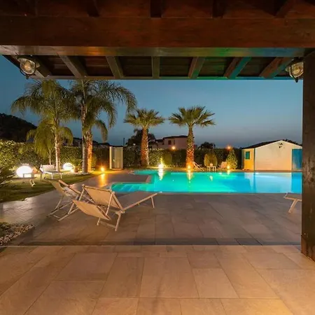 Oxidiana With Pool And Garden