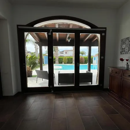 Oxidiana With Pool And Garden